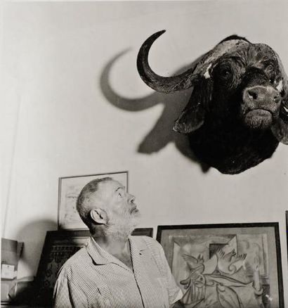 Pierre Verger (1902-1996) Ernest Hemingway et la tête de buffle, c. 1955. Epreuve...