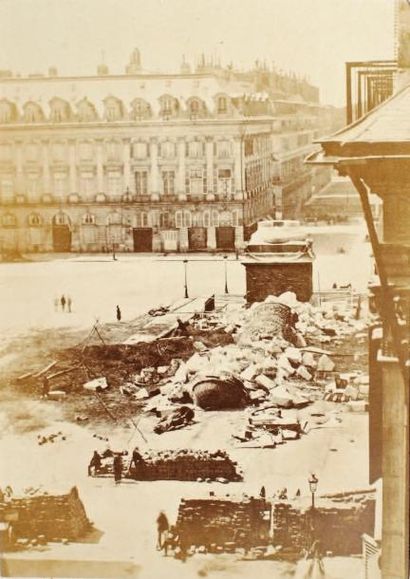 null Paris après la Commune, 1871. Hôtel de Ville. Château de Saint Cloud. Tuileries....