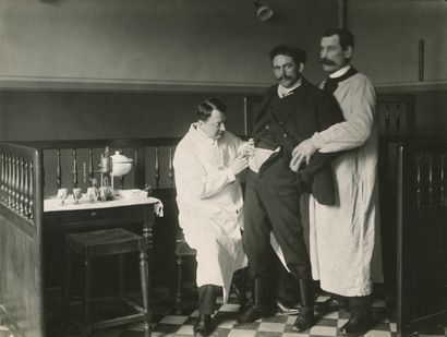 null Jacques Boyer (1869-1960)
Institut Pasteur. Paris. Lyon, c. 1925-1927.
Injection...