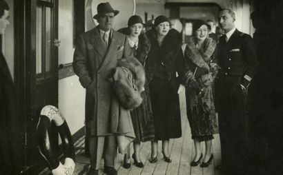 null Carbone & Danno
Voyages de Douglas Fairbanks avec Mary Pickford, c. 1929.
Séjour...