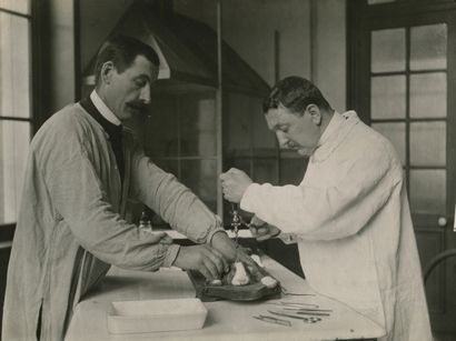 null Jacques Boyer (1869-1960)
Institut Pasteur. Paris. Lyon, c. 1925-1927.
Injection...