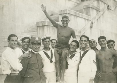 null Romolo del Papa
Traversée de Rome la nuit à la nage, c. 1934.
Le vainqueur Giacomo...