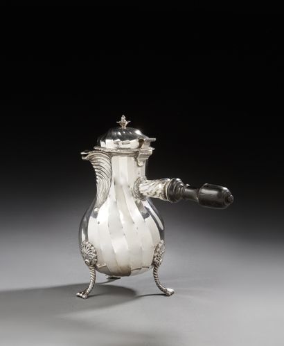 null DOUAI 1765 - 1766
Cafetière en argent modèle tripode, de forme balustre, à côtes...