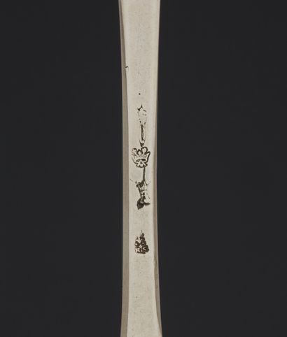 null PARIS 1707 - 1708
Cuiller à olives en argent, modèle uniplat à longue spatule...