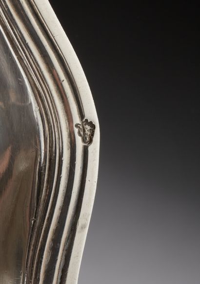 null PARIS 1742 - 1743
Round silver bowl. Model with six contours bordered with nets,...