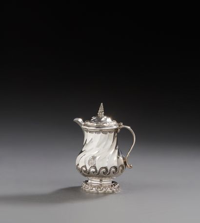 null PARIS 1750 - 1751
Crémier / moutardier in silver with twisted ribs of baluster...