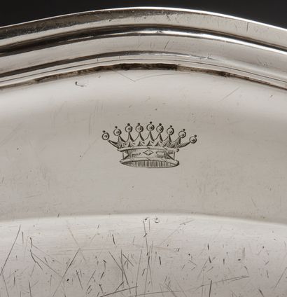 null 
LYON 1767



Petit plat en argent de forme ovale à contours et filets, gravé...