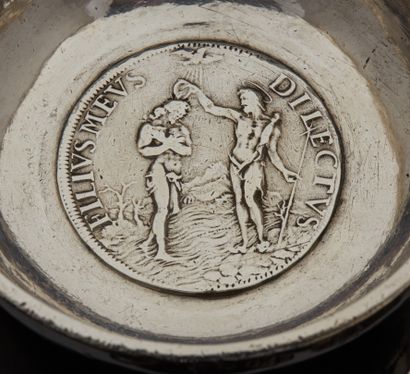 null 
GRENOBLE 1754 - 1757


Tasse à vin en argent posant sur une cordelette qui...