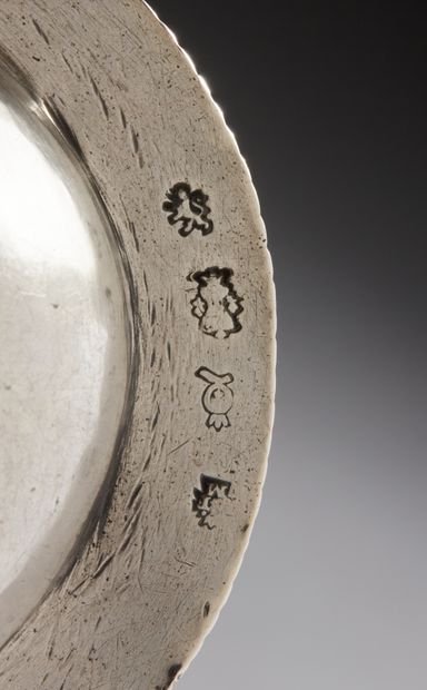 null VITRE 1758 - 1769
Petit plat en argent de forme ovale à contours prononcés bordés...