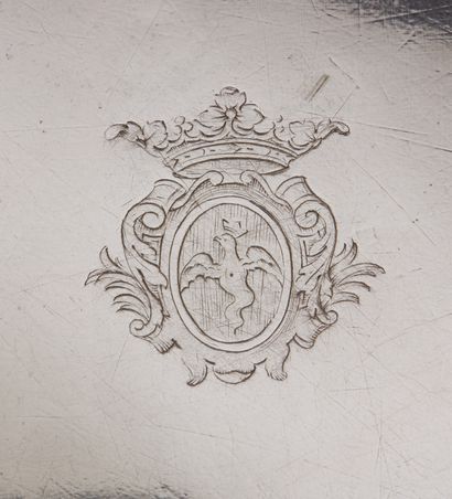 null 
PARIS 1727 - 1728



Paire de petits plats en argent à cinq contours moulurés...