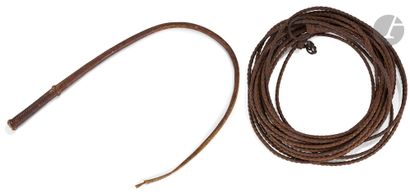 null Large US lasso, in braided leather.

B.E. 20th century.

A leather covered whip...