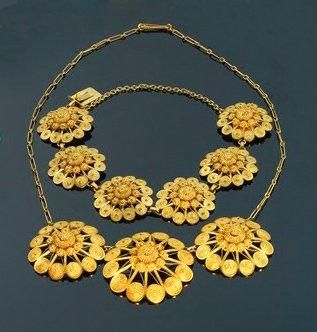 null Collier et bracelet à décor de fleurs en or jaune filigrané. Poids : 81 g