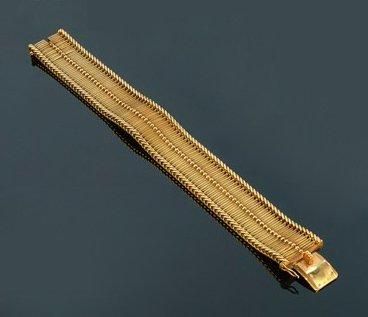 null Bracelet large et articulé en or jaune. Longueur : 19 cm Poids : 65 g