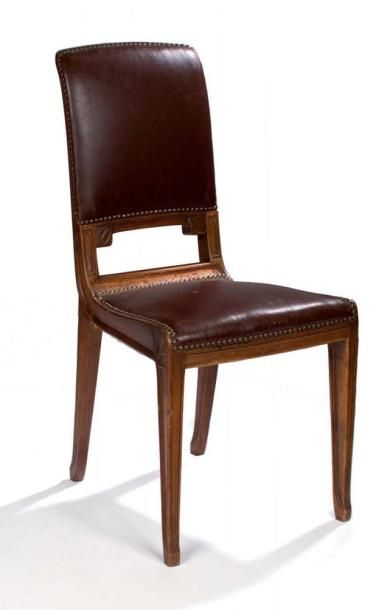 Léon JALLOT (1867-1967) Rare chaise en noyer finement sculpté et nervuré. Décor de...