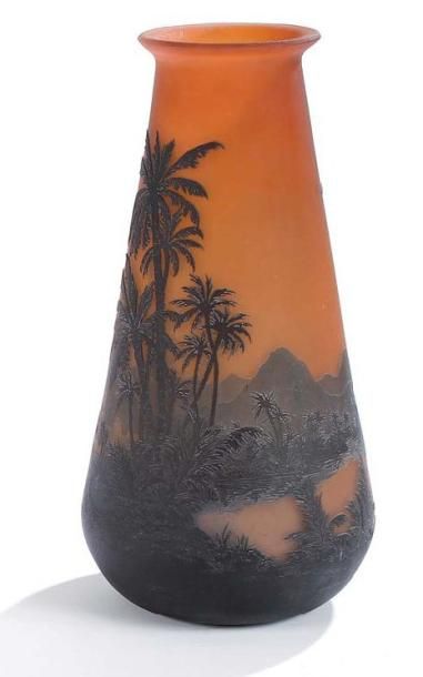 MULLER Frères Lunéville Vase tronconique à col évasé réalisé en verre multicouche...