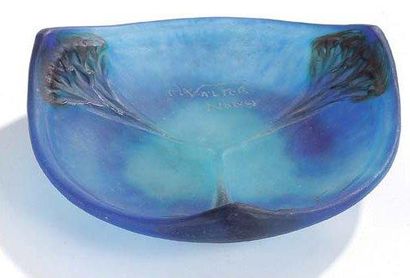 Almaric WALTER (1870-1959) à Nancy Coupe trilobée en pâte de verre bleu intense et...