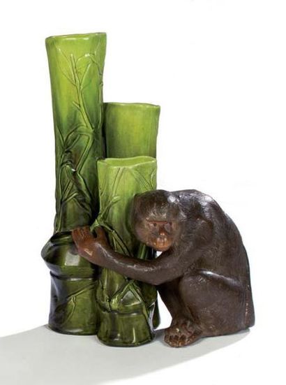 AUTRICHE vers 1900/1920 Sculpture formant vase. Le singe en terre cuite patinée....