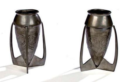 Archibald KNOX (1864-1933) pour LIBERTY & Cie Série Etain Tudric Paire de vases cornet...