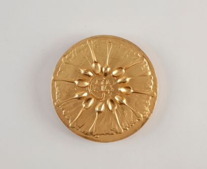 null Une médaille en argent doré. DALI Salvador. "médailles aux cuillères" 1969....