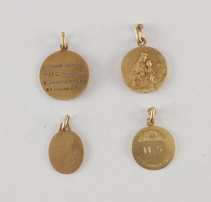 null Lot de 4 médailles mariales en or (18K). Poids : 10,7 g