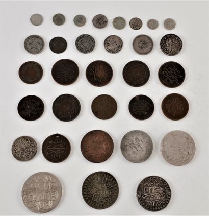 null LOT de 32 monnaies, principalement du XIXe siècle : 
5 écus en argent (dont...
