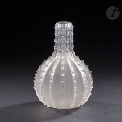 null RenÉ LALIQUE (1860-1945
)Dentelé, the model conceived in [1912], not taken up...