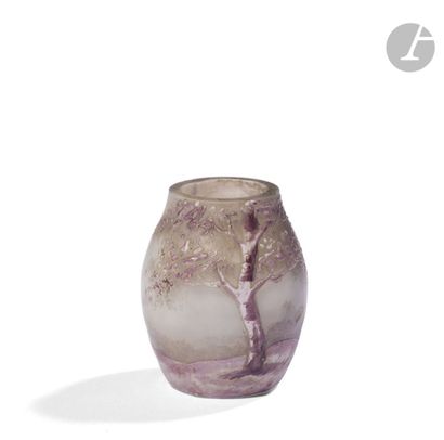 null DAUM NANCY (ATTRIBUÉ À)
Paysage enneigé
Vase miniature. Épreuve en verre au...