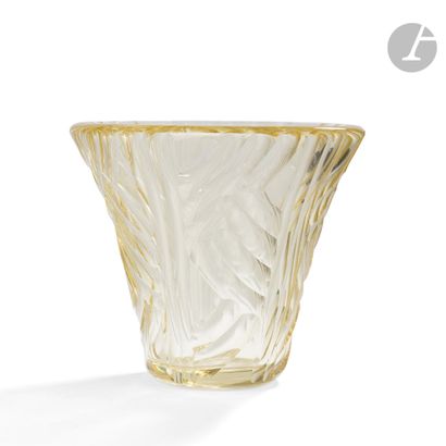  DAUM NANCY FRANCELarge horn vase. Proof in honey-coloured glass. Cold-cut decoration...
