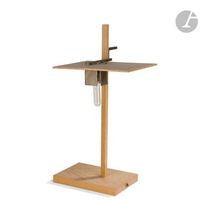 null PATRICK HOURCADE (NÉ EN 1950)
The « One », mars 2009
Prototype de lampe. Chêne...