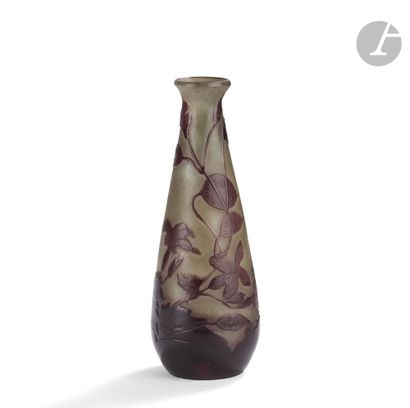  ÉTABLISSEMENTS GALLÉ (1904-1936) Clématites Vase piriforme à col soliflore. Épreuve...