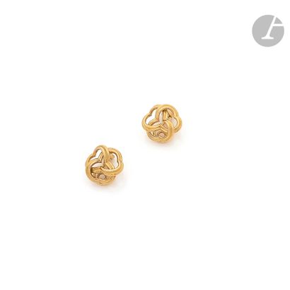 CHAUMET 
Pair of 18K (750) gold ear clips,...
