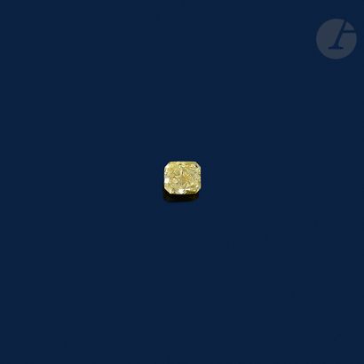 null Rectangular yellow diamond on paper weighing 10.11 cts.



A 10,11 cts yellow...