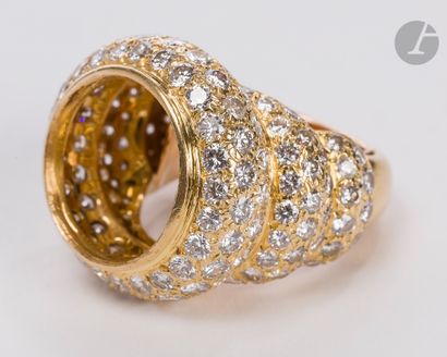 null Monture de bague en or 18K (750), pavée de diamants ronds de taille brillant....
