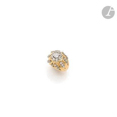 null Bague cocktail en or 18K (750), ornée d’une fleur de diamants de taille ancienne,...