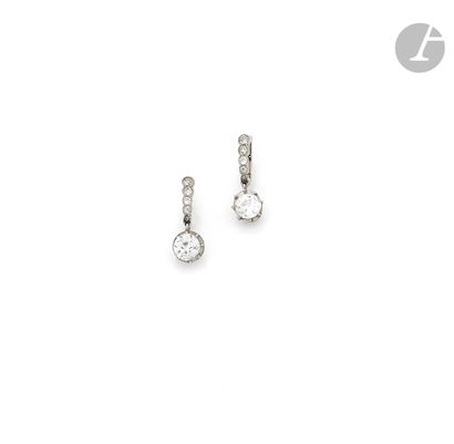  Paire de boucles d’oreilles en or gris 18K (750) serties d’une ligne de 5 diamants...