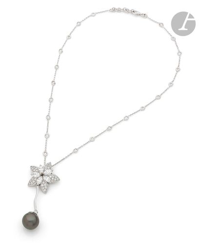 null Collier en or gris 18K (750) ponctué de diamants de taille brillant, orné d’un...