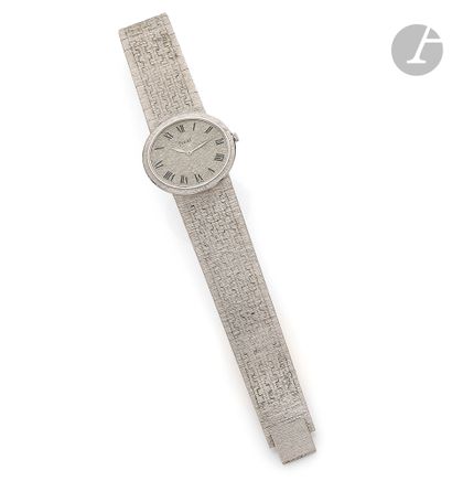  PIAGET. Ref 9801. Vers 1970 
N° 138039 
Montre bracelet pour femme en or gris 18K...