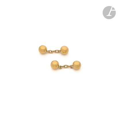 null CARTIER

Paire de boutons de manchettes en billes d’or 18K (750). Signés et...