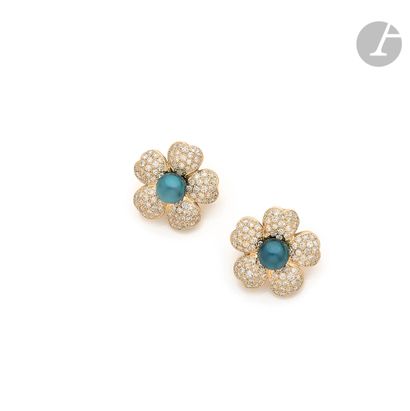 null A pair of 14K (585) gold earrings with a flower design, the heart in tinted...