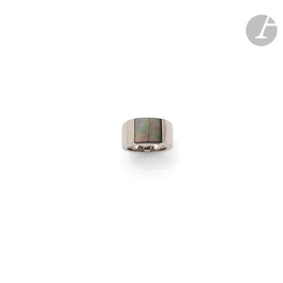 null Large 18K (750) white gold ring, set with a quadrangular black mother-of-pearl....