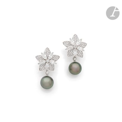 null Pair of 18K (750) white gold ear clips each depicting a flower of navette and...