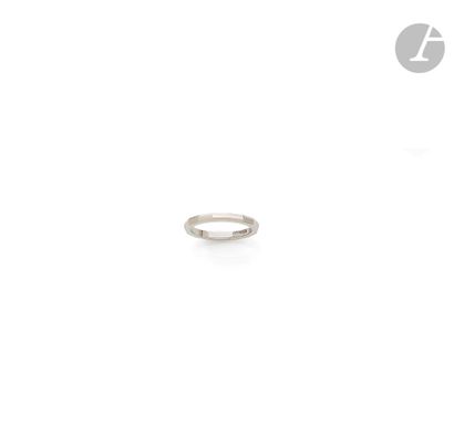 TIFFANY 
Wedding ring in platinum. Signed....