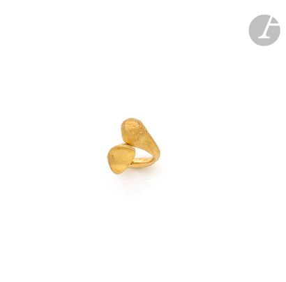 null LALAOUNIS

Asymmetrical little finger ring in 18K (750) gold. Monogrammed. Finger...