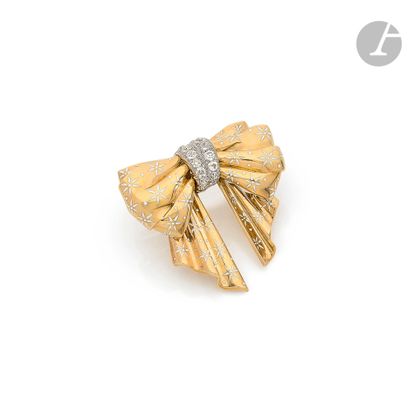  18K (750) gold clip forming a draped bow, adorned with two lines of old-cut diamonds,...