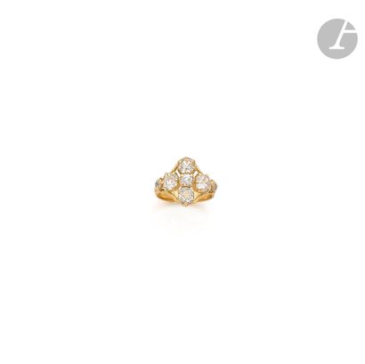 18K (750) gold ring, set with 4 cushion diamonds...