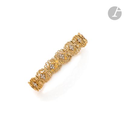 null Bracelet en or 18K (750), articulé de maillons filigranés agrémentés de demi-perles....