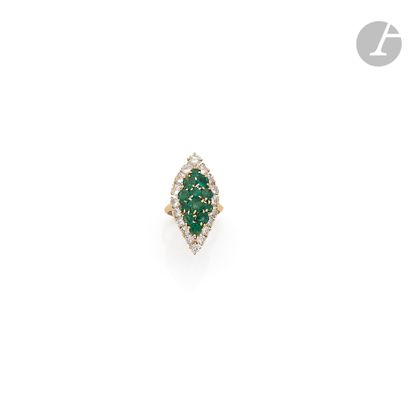 null Marquise ring in 18K (750) gold, set with round emeralds between two curves...