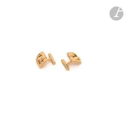 null BOUCHERON

Paire de boutons de manchettes en or rose 18K (750). Signés et numérotés....