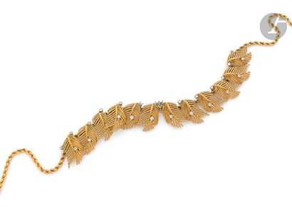 18K (750) gold twisted necklace, decorated...