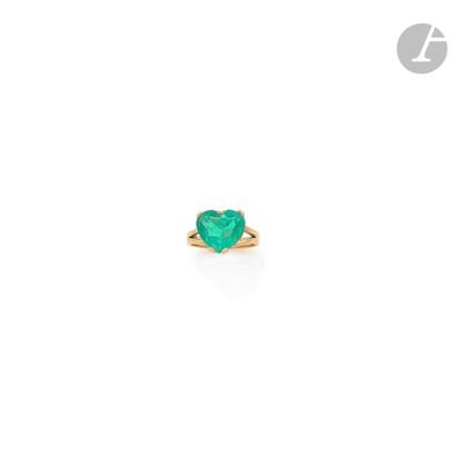 18K (750) gold ring, set with a heart-shaped emerald. Finger size : 54/55. Gross...